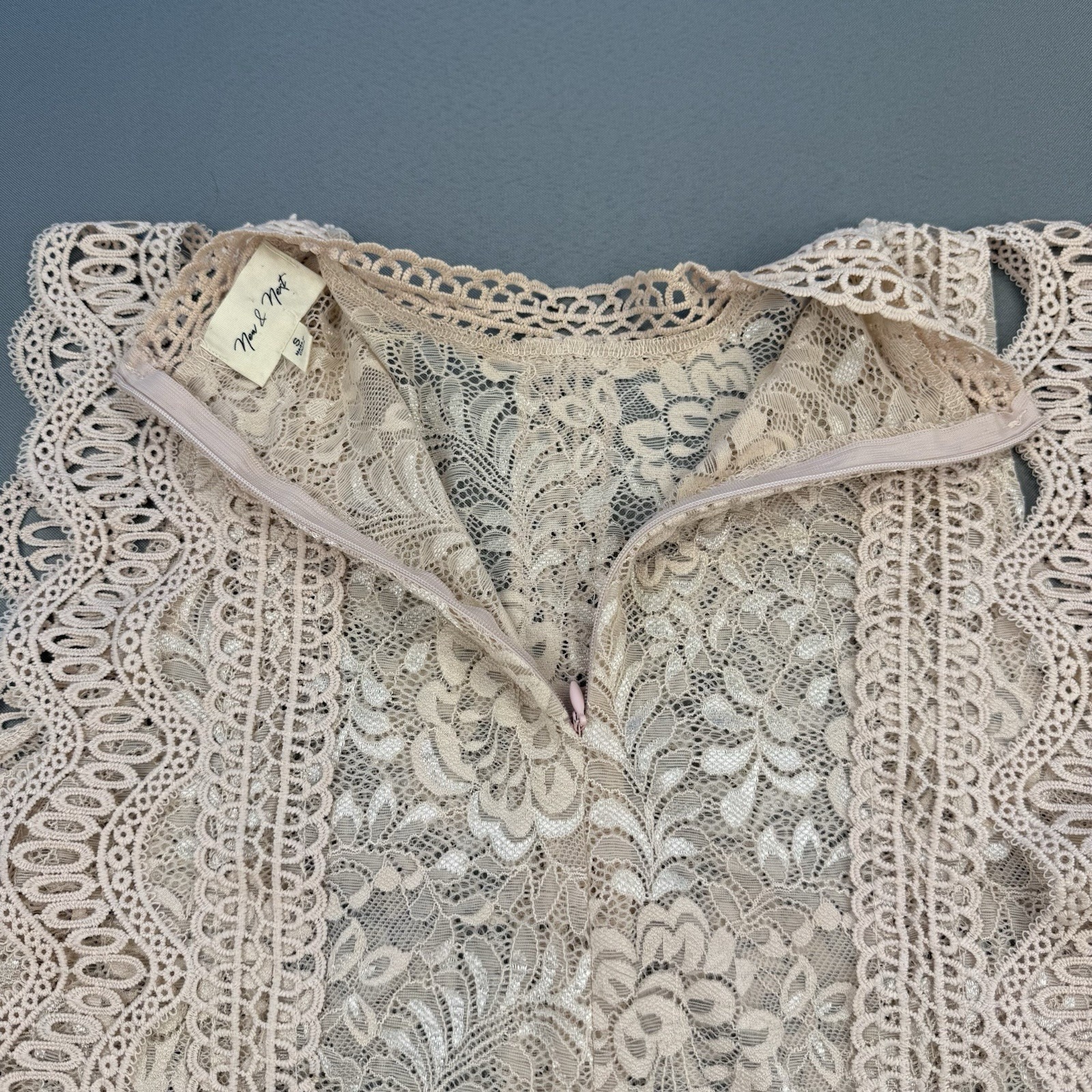 New & Next Women's Elegant Beige Scalloped Lace Sleeveless Blouse Size S — image 4 of 8